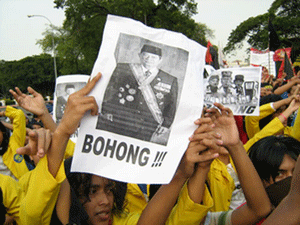 Mahasiswa Demo, SBY-Boediono Diminta Mundur