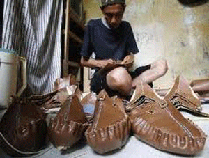 Pengrajin Sepatu Cibaduyut Terancam Punah