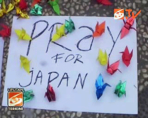 Remaja Semarang Berdoa Untuk Masyarakat Jepang