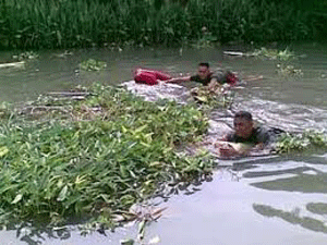 Prajurit Siliwangi Bersihkan Sungai Cikapundung