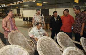 Menteri Perindustrian MS Hidayat mencoba sebuah kursi rotan untuk diekspor