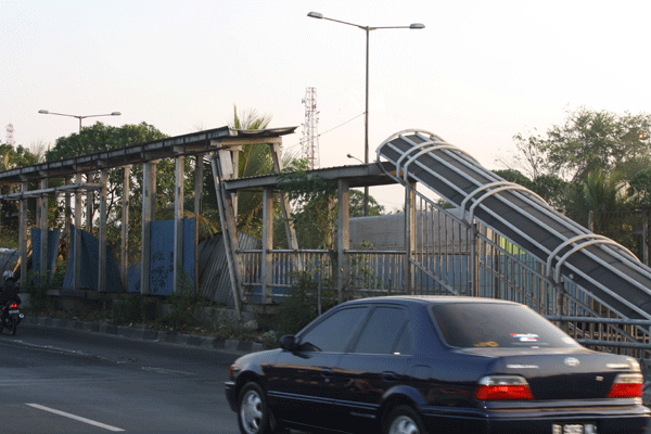 Halte busway di jembatan Jatinegara Jakarta Timur Halte busway di jembatan Jatinegara Jakarta Timur