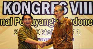 Penyerahan Jabatan Mantan Ketum Senawangi lama Drs. Solichin (kiri) kepada Ketum Senawangi,  Suparmin Sujoyo periode 2011-2016, dalam Kongres VIII Senawangi di Gedung Pewayangan Kautaman TMII, Jakarta Timur, Jumat (21/10) malam. (tubas/audy).