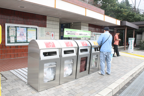 BAK SAMPAH – Hampir di seluruh sudut kota, baik di Tokyo maupun Osaka bak pembuangan sampah tersedia, bahkan di pinggir kota sekalipun, bak sampah sudah disediakan pemerintah. (tubasmedia.com/sabar hutasoit)