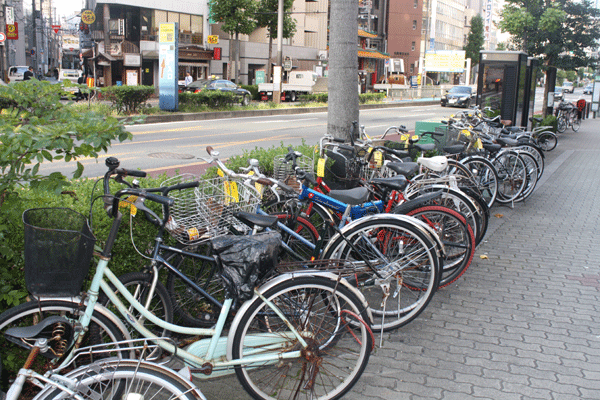 PARKIR SEPEDA – Angkutan roda dua yang lebih dikenal di Jepang adalah sepeda dayung dan bukan sepeda motor.