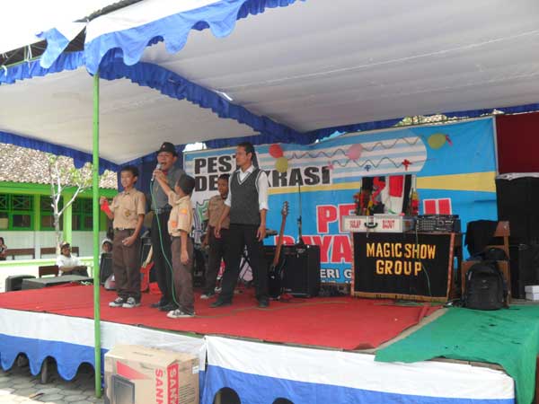MAGIC SHOW