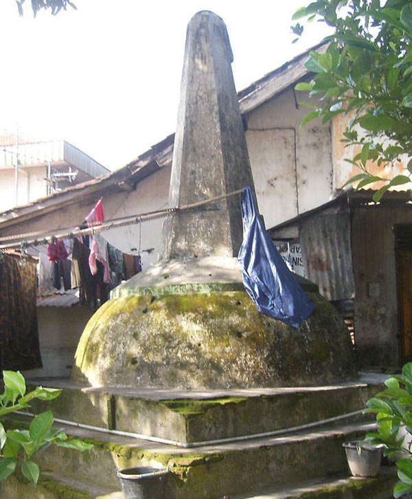 MERANA - Tugu monumen bersejarah yang berdiri di Pojok Lapangan Bonyokan Jatinom, Klaten, Jawa Tengah, dibiarkan merana