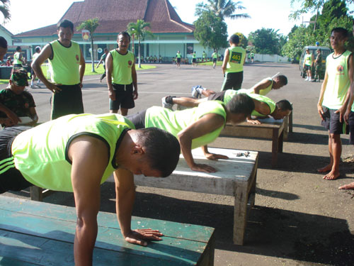 Tes kesegaran jasmani dilaksanakan dua hari di Halaman Makodim 0701/Banyumas