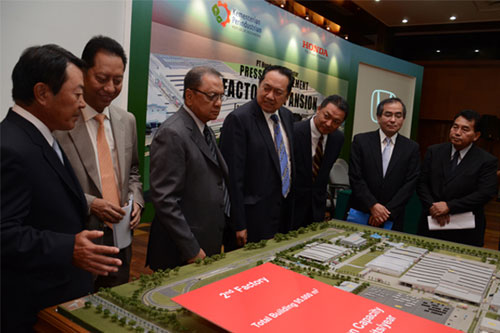 Menteri Perindustrian RI MS Hidayat dan Dirjen IUBTT Budi Darmadi mendengarkan penjelasan Senior Vice President PT Honda Prospect Motor Kusnadi Budiman tentang maket pabrik PT. Honda Motor Menteri Perindustrian RI MS Hidayat dan Dirjen IUBTT Budi Darmadi mendengarkan penjelasan Senior Vice President PT Honda Prospect Motor Kusnadi Budiman tentang maket pabrik PT. Honda Motor
