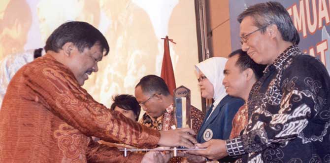 Kementerian Perindustrian juara umum Anugerah Media Humas (AMH) 2012 Kementerian Perindustrian juara umum Anugerah Media Humas (AMH) 2012