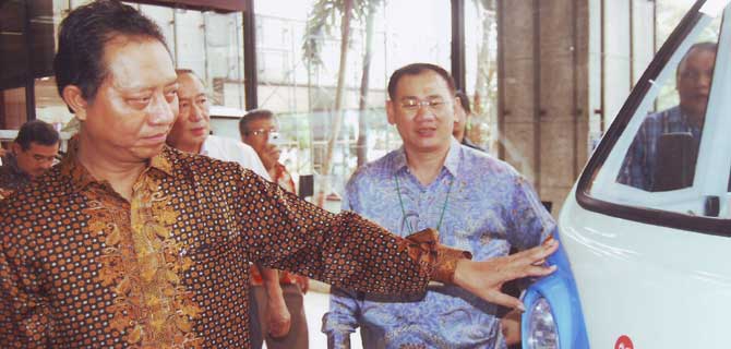 Budi Darmadi sedang mengamati type sepeda motor roda tiga