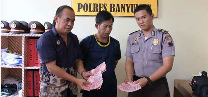 Kepolisian menunjukkan hasil tangkapannya di hadapan sejumlah wartawan Kepolisian menunjukkan hasil tangkapannya di hadapan sejumlah wartawan