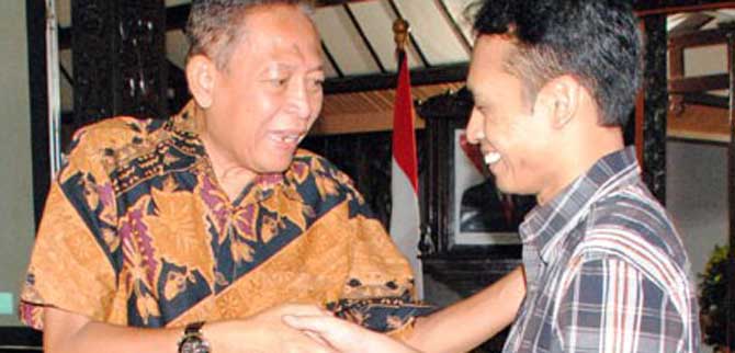 Kru Papringan Picture SMAN 1 Kutasari menerima uang pembinaan dari Bupati Purbalingga, Sukento Ridho Marhaendrianto