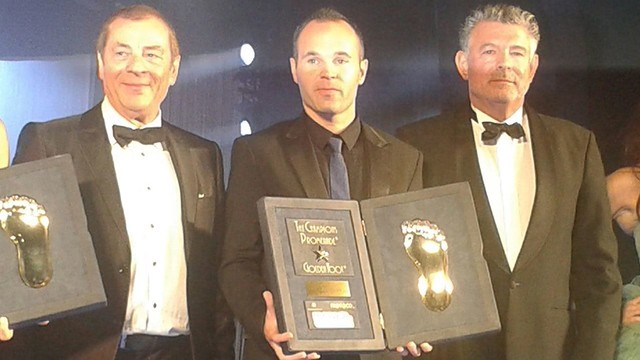 Iniesta menerima penghargaan Golden Foot 2014 (fcbarcelona)