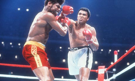 Salah satu moment pertarungan Leon Spinks melawan Muhammad Ali (Dirck Halstead/Getty Images)
