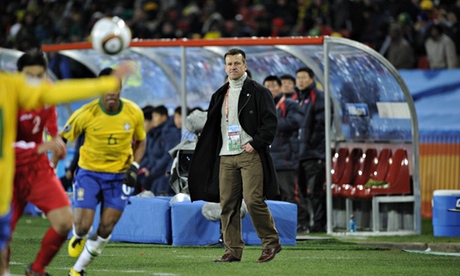 Dunga mengamati permainan timnya (theguardian)