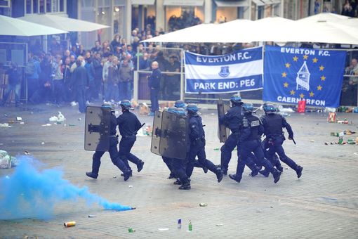 Polisi anti huru hara Prancis mengamankan supporter Everton (gambar mirror)