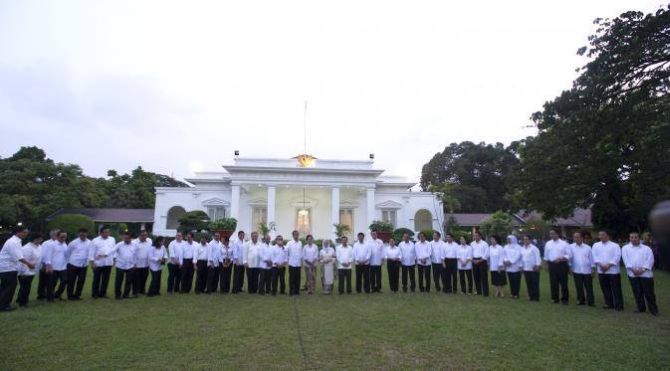 Kabinet Kerja berfoto bersama di halaman Istana Negara, Jakarta Minggu (26/10)