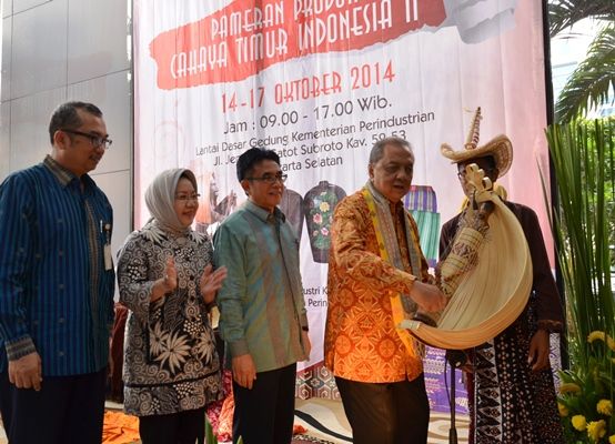 Menteri Perindustrian MS Hidayat memetik sasando saat pembukaan Pameran Produk Cahaya Timur Indonesia II. (foto: Kemenperin)