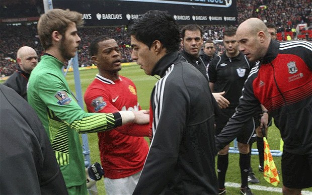 Evra dan Suarez tidak berjabat tangan dalam pertandingan di Old Trafford (guardian)