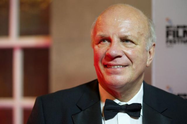 Greg Dyke berusaha mengangkat bibit muda sepakbola Inggris