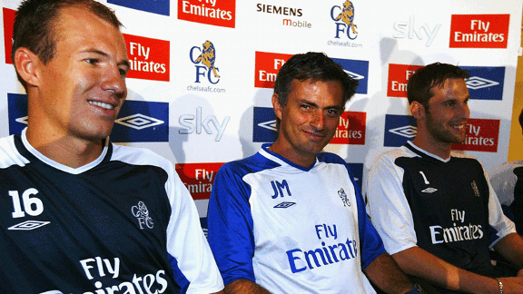 Arjen Robben bersama dengan Jose Mourinho dan Petr Cech saat diperkenalkan oleh Chelsea pada 2004 silam (gambar chelseafc360)