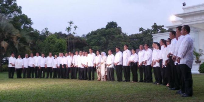 Presiden RI Joko Widodo beserta Ibu Negara Iriana Widodo, Wakil Presiden Jusuf Kalla beserta Ibu Mufidah Jusuf Kalla, berfoto bersama 34 menteri Kabinet Kerja di Istana Negara, Jakarta.