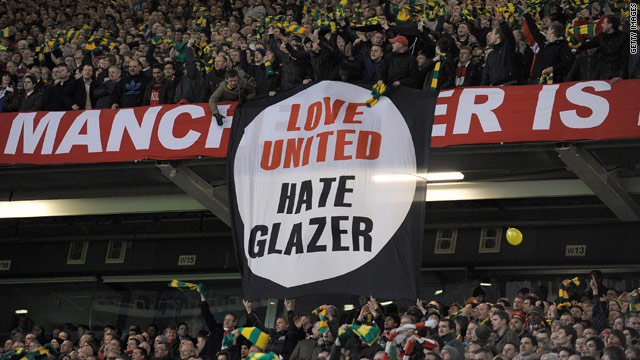 Spanduk kecaman terhadap keluarga Glazer dari fans United