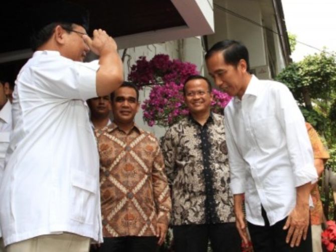 Momen bersejarah salam hormat ala militer Prabowo dibalas Jokowi dengan membungkukkan badan.