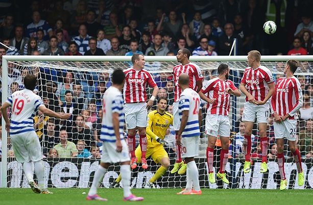 Tendangan bebas Niko Kranjcar cetak gol di menit terakhir hingga pertandingan QPR vs Stoke berakhir imbang. (foto: officialqpr/Instagram)