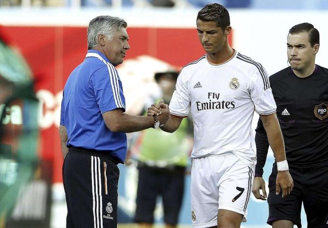Ancelotti memberi selamat kepada Ronaldo seusai mencetak gol (marca)