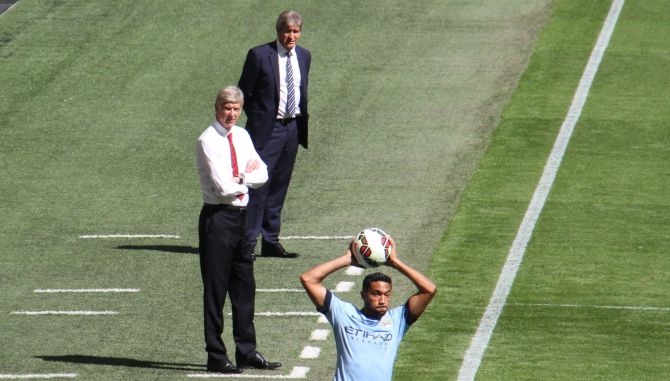 Arsene Wenger dan Manuel Pellegrini saat pertandingan Arsenal V Man City Community Shield 2014
