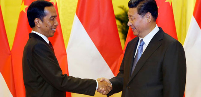 Presiden RI Joko Widodo bersalaman dengan Presiden Cina Xi Jinping di acara APEC, Beijing.