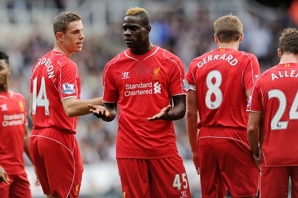 Mario Balotelli berbicara dengan Jordan Henderson dalam pertandingan di St James Park (John Powell/Liverpool FC)