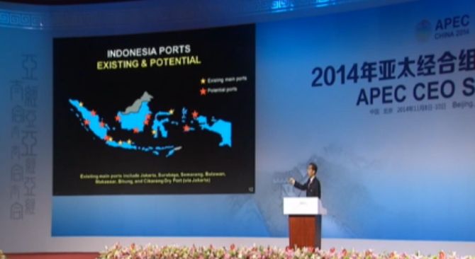 Presiden RI Joko Widodo memberikan presentasi pada acara APEC CEO Summit, Beijing.