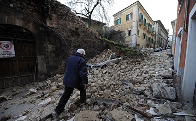 Suasana di L'Aquila sesaat setelah gempa (Filippo Monteforte/AFP )