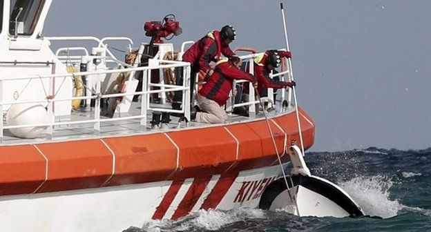 Operasi penyelamatan yang dilakukan terhadap para korban tragedi perahu yang tenggelam.