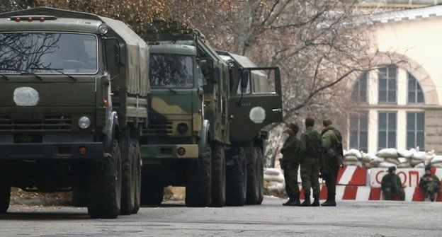 Wartawan Reuters mengambil gambar orang-orang bersenjata dan kendaraan militer di dekat pos pemeriksaan di Donetsk, Rabu (reuters)