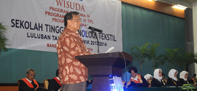 BERI SAMBUTAN - Sekjen Kemenperin Ansari Bukhari, saat memberi sambutan pembukaan wisuda lulusan Sekolah Tinggi Teknologi Tekstil (STTT) Bandung –tubasmedia.com/sabar hutasoit