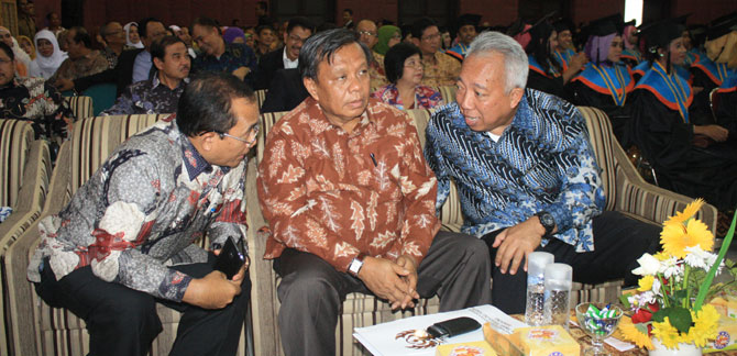 DISKUSI - Presdir PT APAC Inti Corpora, Benny Soetrisno  (kanan)  dan Kepala Pusat Pendidikan dan Pelatihan (Pusdiklat) Kemenperin, Mujiyono (kiri) bersama  Sekjend Kemenperin, Ansari Buhari (tengah) terlibat pembicaraan serius saat menyaksikan acara wisuda. –tubasmedia.com/sabar hutasoit