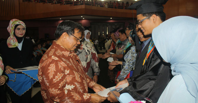 UCAPKAN  SELAMAT - Sekjen Kementerian Perindustrian, Ansari Buhari memberi ucapan selamat kepada salah seorang wisudawan. –tubasmedia.com/sabar hutasoit