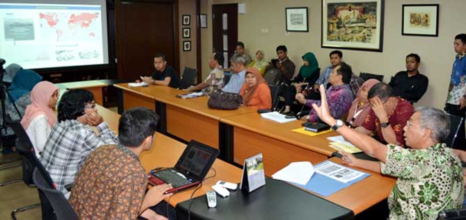 MEMAPARKA - Dirjen KII Kemenperin Agus Tjahajana memberikan paparan mengenai Kerjasama dan Perdagangan Internasional Produk Industri pada diskusi dengan forum wartawan industri (Forwin) di Kementerian Perindustrian, Jakarta, 30 Januari 2015 (tubasmedia.com/istimewa)