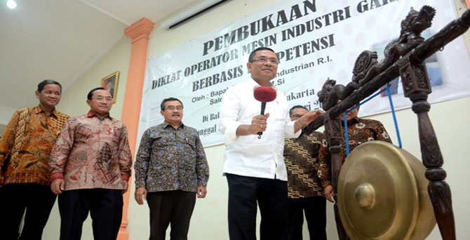 PUKUL GONG - Menteri Perindustrian Saleh Husin membuka diklat SDM garmen yang diikuti sebanyak 300 peserta dengan memukul gong disaksikan Kepala BDI Jakarta Abdillah Benteng, Kapusdiklat Kemenperin Mujiyono, serta Irjen Kemenperin Syarif Hidayat di Jakarta, 19 Januari 2015 (tubasmedia.com/istimewa)