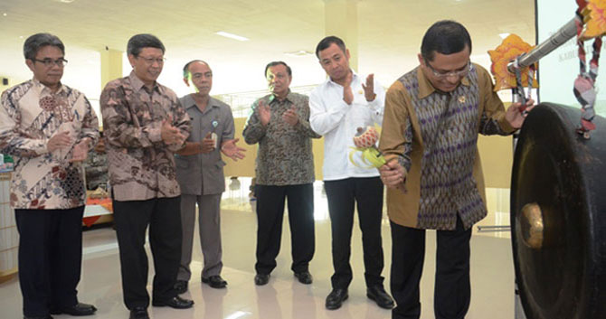 PUKUL GONG - Menteri Perindustrian Saleh Husin membuka Rapat Koordinasi Kementerian Perindustrian dengan Pemerintah Provinsi dan Kabupaten/Kota Wilayah II Tahun 2015 dengan memukul gong disaksikan Dirjen Industri Agro Kemenerpin Panggah Susanto, Dirjen PPI Kemenperin Imam Haryono, Sekjen Kemenperin Ansari Bukhari, serta Anggota DPD RI I Kadek Arimbawa di Denpasar, 11 Februari 2015 (tubasmedia.com/istimewa)