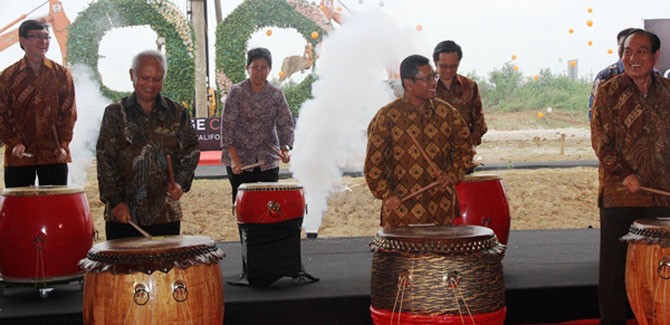 MENABUH GENDERANG - Menteri Perindustrian Saleh Husin bersama Presiden Lippo Group Theo L Sambuaga, Presiden Komisaris Lippo Cikarang Ketut Budi Wijaya beserta jajaran direksi Lippo Group menabuh genderang sebagai tanda dilakukanya proses Ground Breaking Orange County – Irvine & Westwood Suites, di Bekasi - Jawa Barat, 12 Februari 2015. (tubasmedia.com/istimewa)