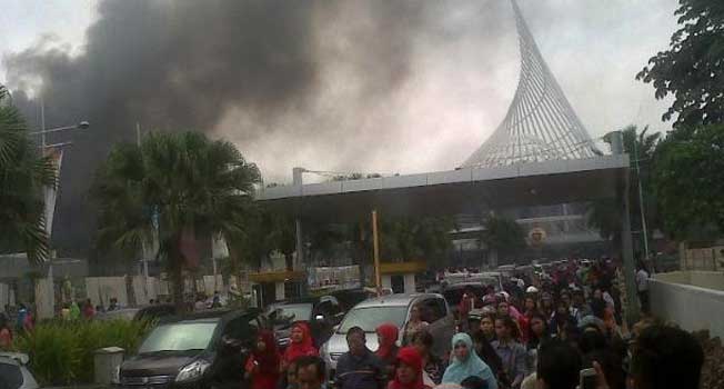 303251_margo-city-terbakar_