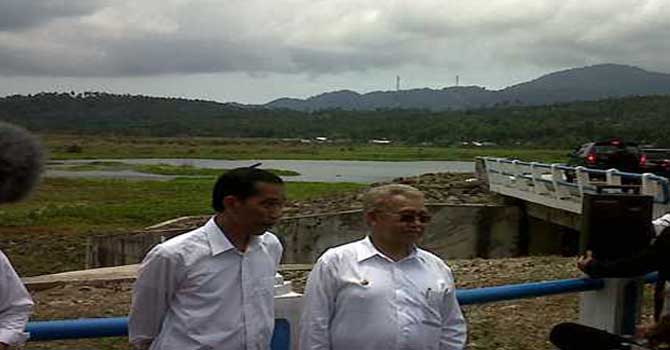 jokowi-tinjau-waduk-seunara