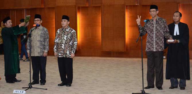 PENGAMBILAN SUMPAH - Menteri Perindustrian Saleh Husin mengambil sumpah Ir. Ahmad Sigit Dwiwahjono, MPP, sebagai Dirjen Ketahanan dan Pengembangan Akses Industri Internasional Kemenperin, Dr Haris Munandar N, MA, sebagai Kepala Badan Penelitian & Pengembangan Industri Kemenperin, Ir. I Gusti Putu Suryawirawan sebagai Direktur Jenderal Logam, Mesin, Alat Transportasi & Elektronika Kemenperin di Jakarta, 6 Mei 2015