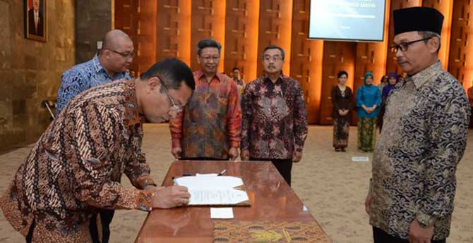 Menteri Perindustrian Saleh Husin menandatangani berita acara pelantikan Ir. Ahmad Sigit Dwiwahjono, MPP, sebagai Dirjen Ketahanan dan Pengembangan Akses Industri Internasional Kemenperin disaksikan Dirjen PPI Imam Haryono & Irjen Syarif Hidayat di Kementerian Perindustrian Jakarta, 6 Mei 2015
