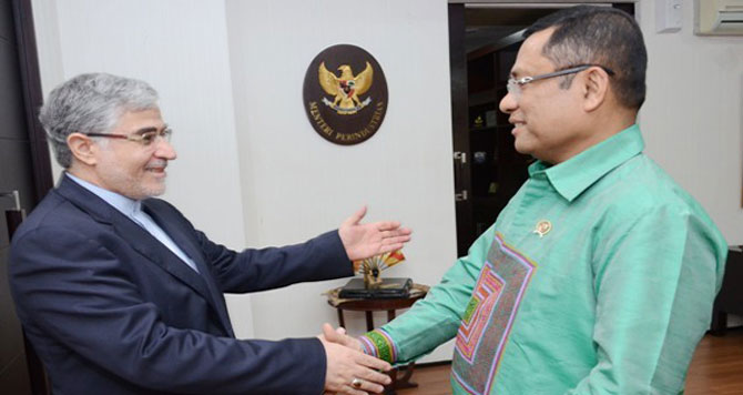 Menteri Perindustrian Saleh Husin menerima kunjungan kehormatan Duta Besar Iran untuk Indonesia H.E. Mr. Valiollah Mohammadi di Kementerian Perindustrian, Jakarta 8 Mei 2015.